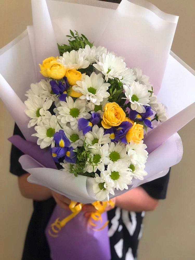 Букет цветов из: Ирисы, Хризантемы и Розы в Зеленоградский Пушкинского района