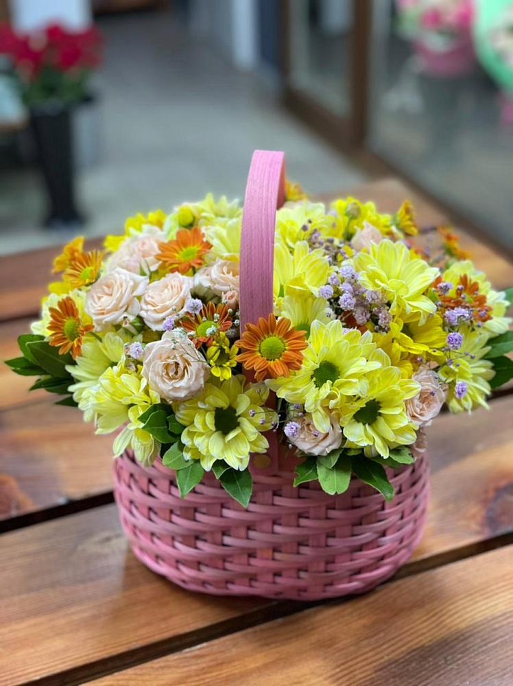 Цветочная композиция из Хризантемы и Розы в корзине в Зеленоградский Пушкинского района
