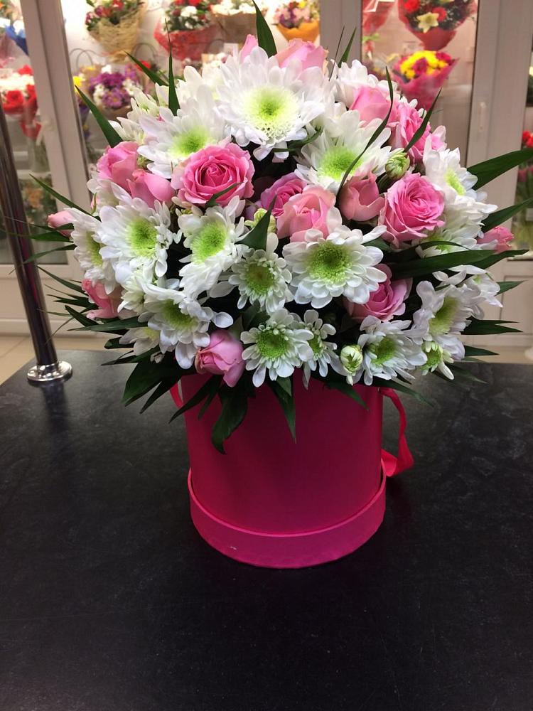 Цветочная композиция из Розы и Хризантемы в шляпной коробке в Зеленоградский Пушкинского района