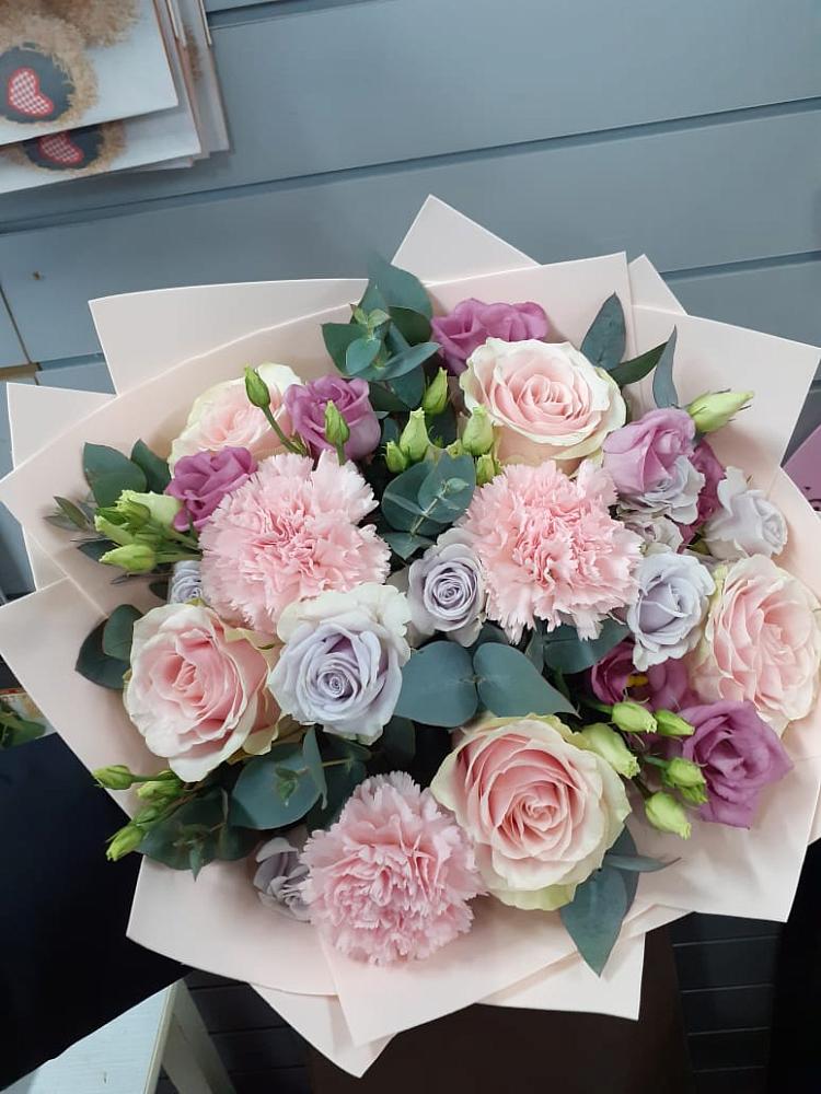 Букет цветов из: Розы, Гвоздики и Лизиантусы в Зеленоградский Пушкинского района